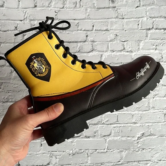 HARRY POTTER | Hufflepuff themed lace up boots - Picture 9 of 12